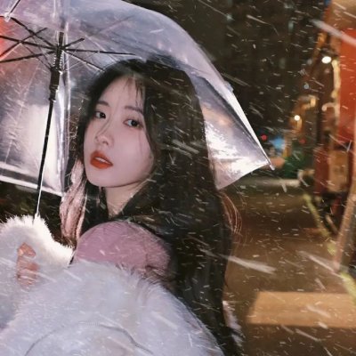 女人在家海报